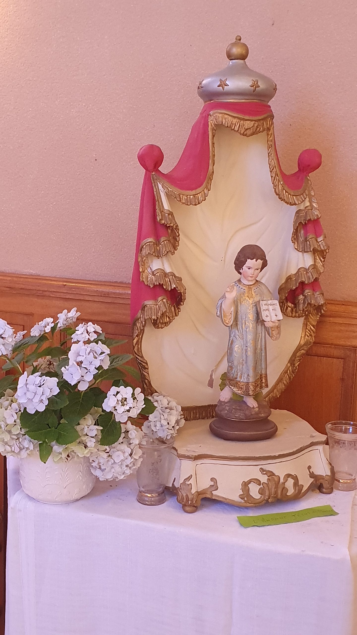 Reconnaissez-vous le petit Jésus de Prague, de l’église St Pierre du Breuil Magné ?